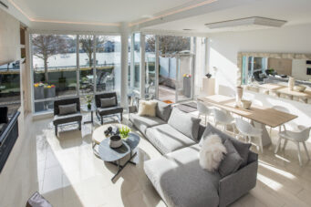 TH105 426 BEACH CRESCENT
