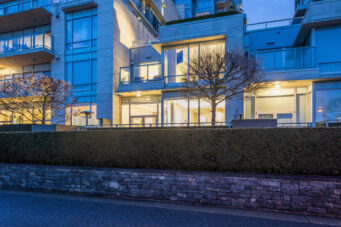 TH105 426 BEACH CRESCENT