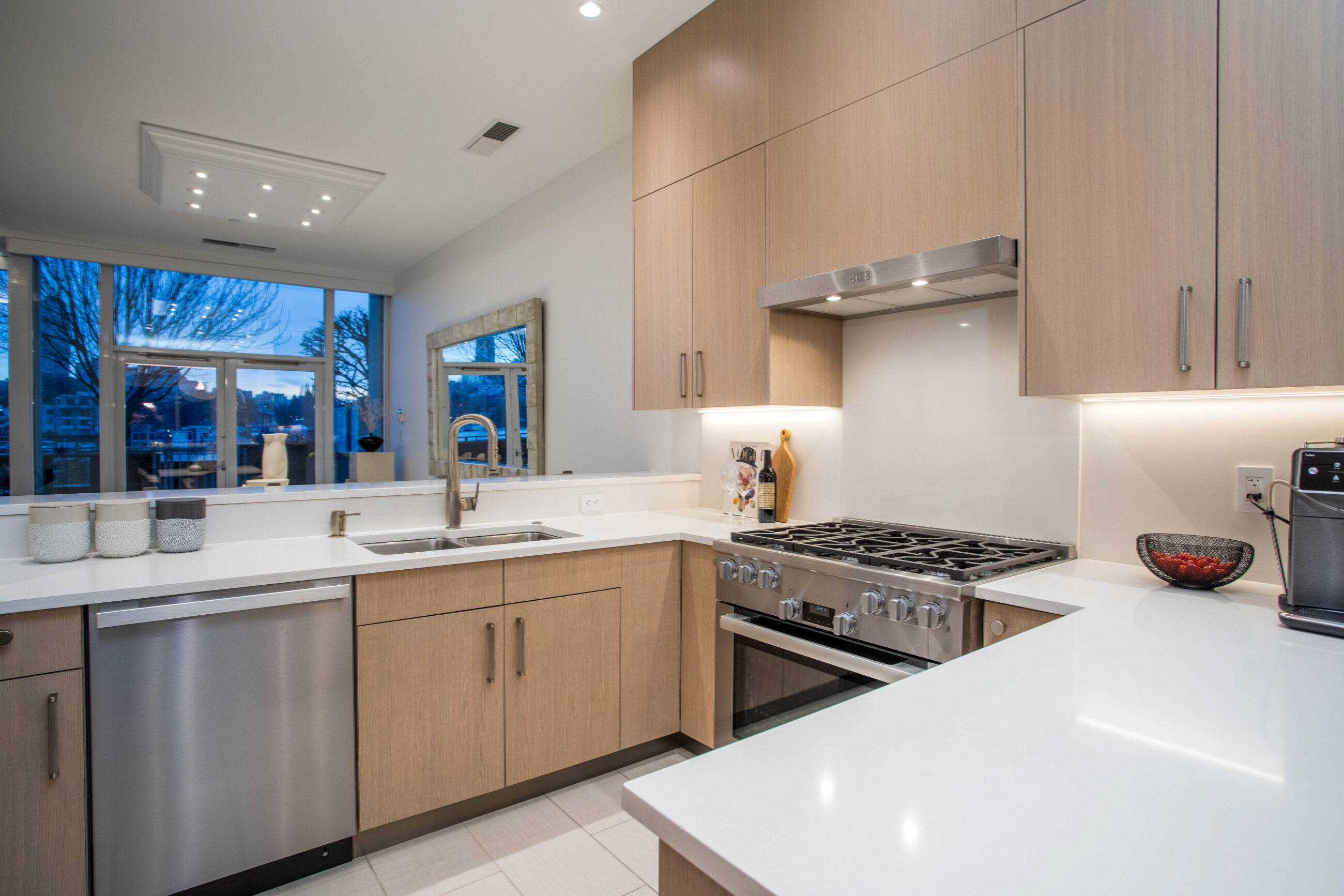 TH105 426 BEACH CRESCENT