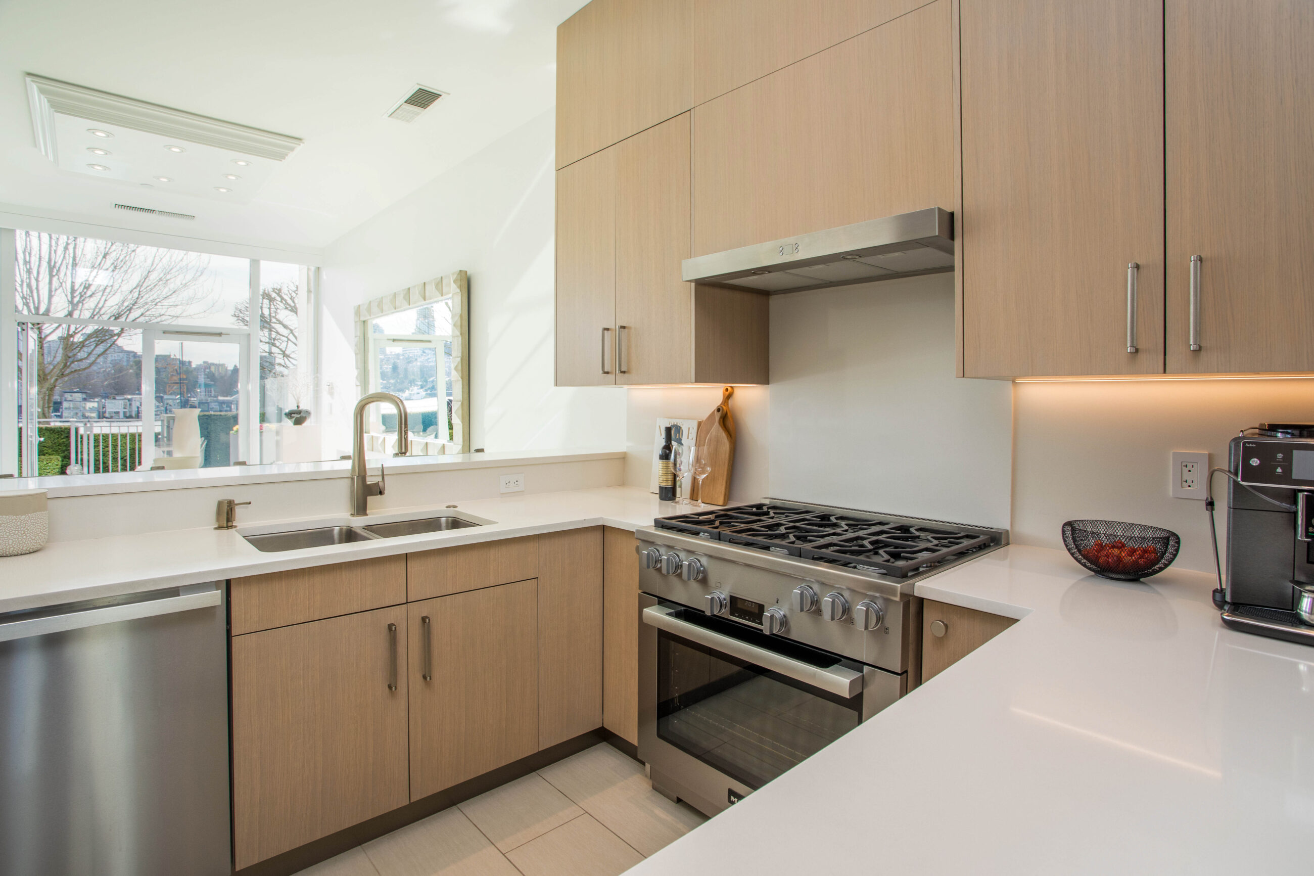 TH105 426 BEACH CRESCENT