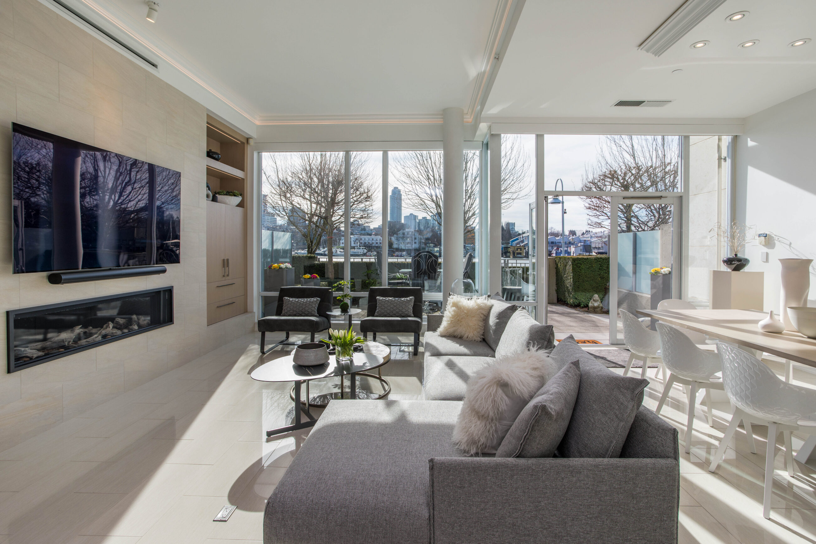 TH105 426 BEACH CRESCENT