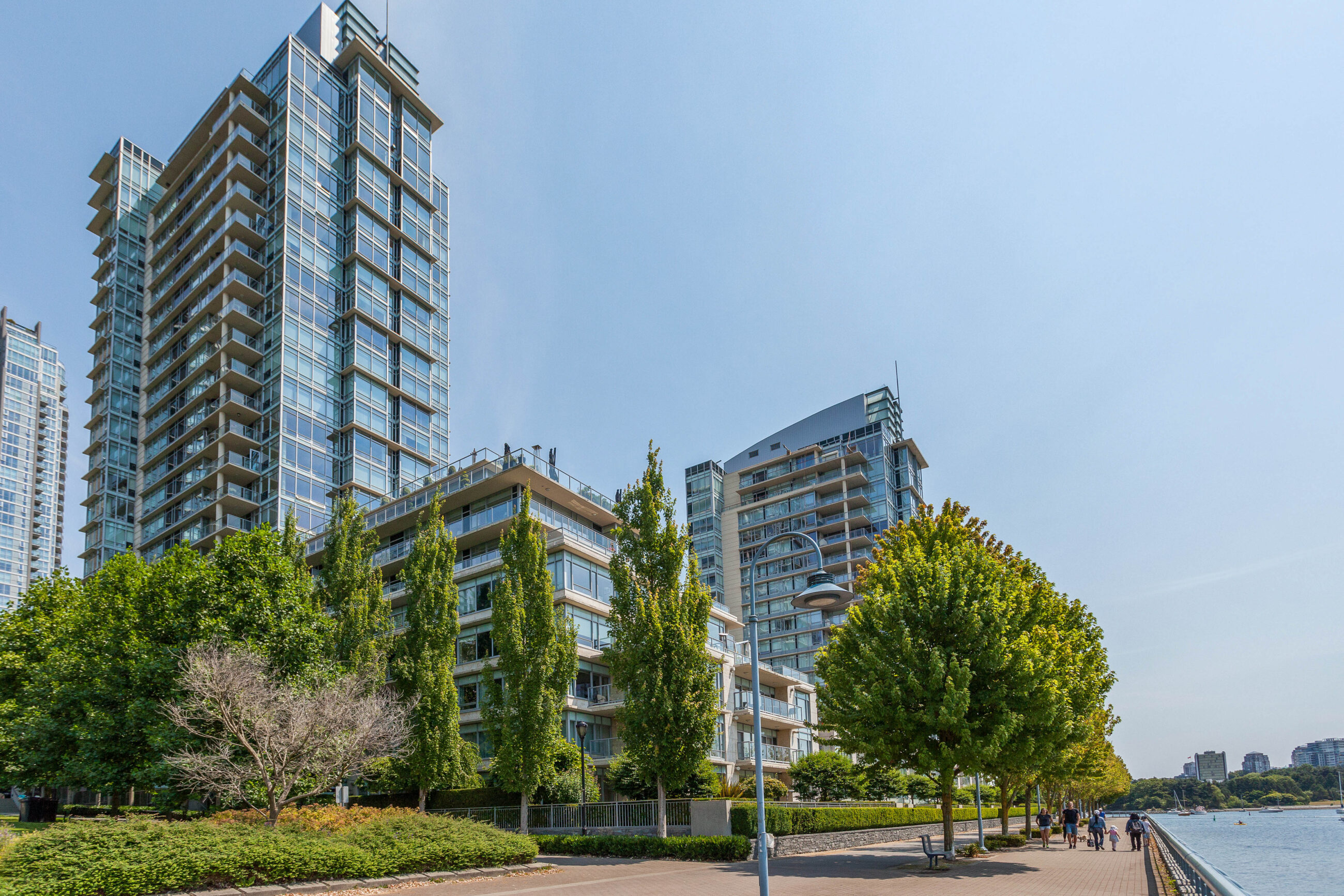 TH105 426 BEACH CRESCENT